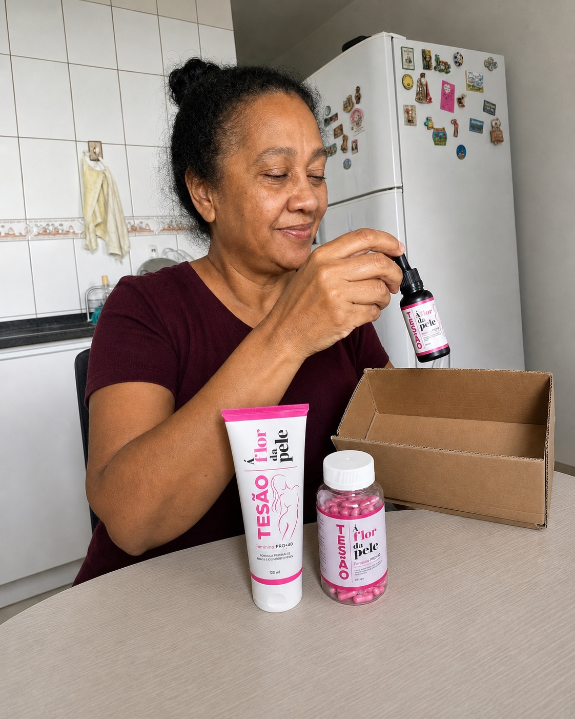Mulher brasileira abrindo o Kit À Flor da Pele em uma cozinha simples